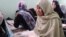 د «خانه مهربان» د سواد زده‌کړې مرکز ته ۶۵ کلنه مرضیه هم راځي