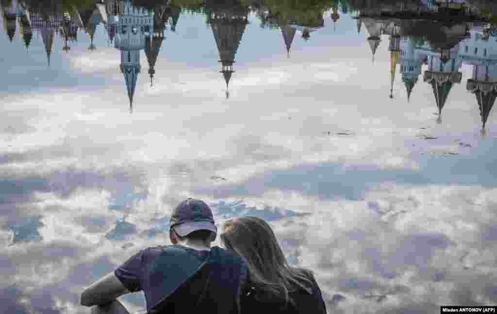 A couple enjoys the view at Serebryano-Vinogradnii Lake in Moscow on July 30. (AFP/Mladen Antonov)