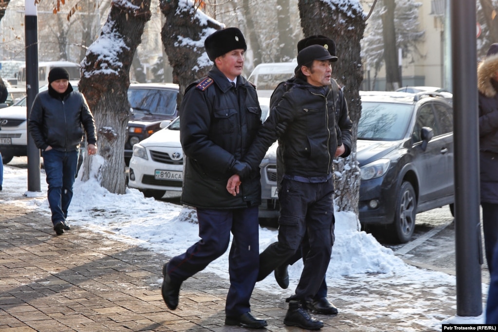 Полицейские задерживают участников митинга в Алматы. 16 декабря 2019 года.