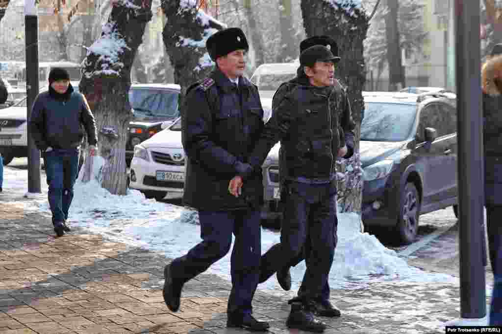 Police begin arresting demonstrators in Almaty.&nbsp;