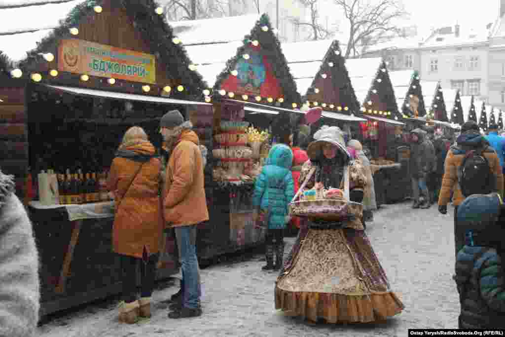 В самом центре Львова - на самой площади Рынок - бурлит жизнь. Здесь тоже стоят лотки рождественской ярмарки