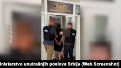Hapšenje jednog od dvojice državljana Sirije u Beogradu osumnjičenih za krijumčarenje migranata u EU, 5. avgust 2026. 