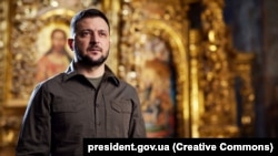 Presidenti ukrainas, Volodymyr Zelensky duke uruar ukrainasit për Pashkët Ortodokse.