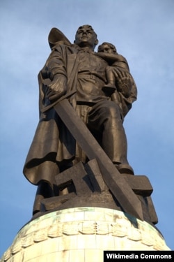 Berlində sovet əsgərinə abidə