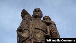 Berlində sovet əsgərinə heykəl