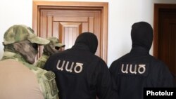 Armenia - National Security Service officers raid the Yerevan home of former President Robert Kocharian's son Levon, August 25, 2026.