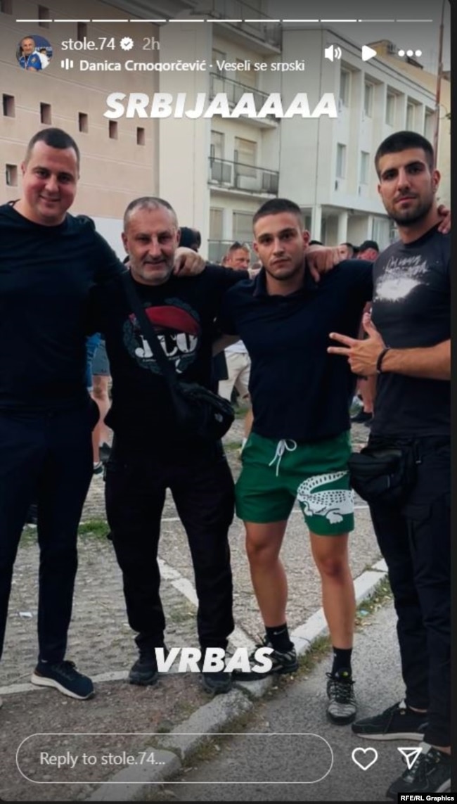 Mbështetësit e SNS-së gjatë protestës në Vërbas. Fotografi e publikuar në llogarinë në Instagram të Knezheviqit.