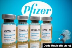 Вакцина-кандидат від Pfizer і BionTECH передбачає два щеплення з інтервалом у три тижні. Згідно з даними, вакцина надаватиме захист від захворювання через 28 днів після щеплення