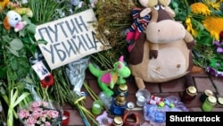 Квіти та дитячі іграшки біля посольства Нідерландів в Україні в пам’ять загиблих людей, які летіли в «Боїнгу» рейсу MH17. Київ, 21 липня 2014 року. Літак був збитий російською установкою «Бук», в результаті чого загинуло 298 людей, в тому числі 80 дітей