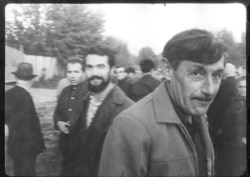 Письменник Віктор Некрасов на забороненому владою мітингу вшанування жертв Бабиного Яру, 24 вересня 1966 року. Стоп-кадр із зйомки Едуарда Тімліна. Архів Аміка Діаманта