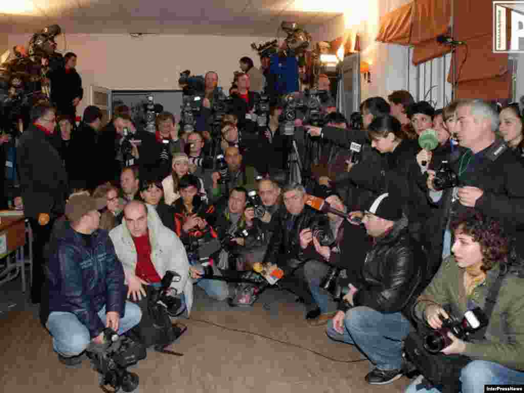 Журналисты и фоторепортеры ждут Михаила Саакашвили на избирательном участке. Тбилиси 05 января 2008.