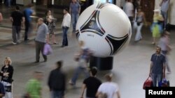 Model zvanične lopte nogometnog prvenstva EURO 2012 na željezničkoj stanici u Kijevu