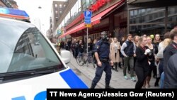Поліцейські працюють на місті теракту в центральній частині Стокгольма після наїзду на людей вантажівки. 7 квітня 2017 року