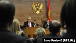 Претседателот на Европската комисија Жан-Клод Јункер во црногорскиот парламент.