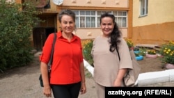 Галина Федюшко (оң жақта) мен жергілікті блогер Любовь Гнатива. Ақкөл кенті, Ақмола облысы, 6 тамыз 2021 жыл.