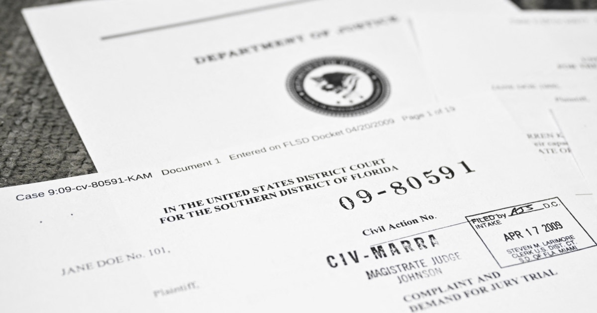 აშშ-ის იუსტიციის უწყება ამბობს, რომ ეპშტეინის საქმის ზოგიერთი ფოტო ტრამპის დასაცავად არ მოუხსნია