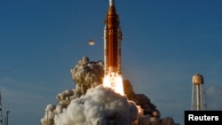 Raketa Space Launch System (SLS) e NASA-s, e pajisur me kapsulën e ekuipazhit Orion, u ngrihet nga Qendra Hapësinore Kennedy në Florida, SHBA, 2 prill.