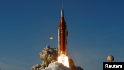 Raketa Space Launch System (SLS) NASA-e, opremljena kapsulom za posadu Orion, uzlijeće iz Svemirskog centra Kennedy na Floridi, SAD, 2. aprila.