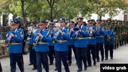 Orkestra e Gardës së Serbisë gjatë varrimit të Pavkoviqit.