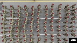 Сфотографированный с дрона военный парад в Дамаске 8 декабря 2025 года, посвященный первой годовщине свержения Башара Асада. Президент Ахмед аш-Шараа в тот день вновь призвал всех сирийцев к "совместной работе по восстановлению страны"