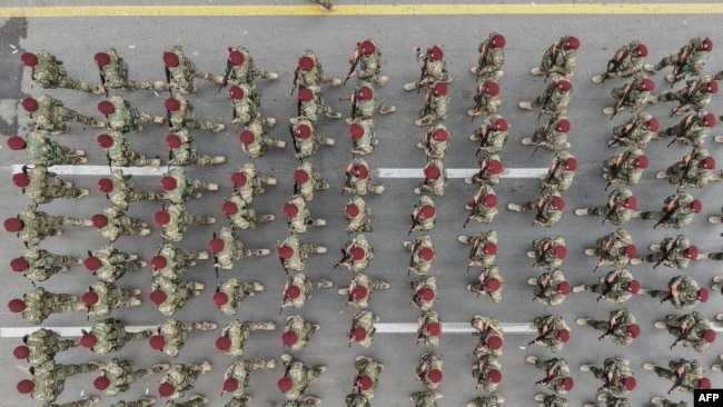 Сфотографированный с дрона военный парад в Дамаске 8 декабря 2025 года, посвященный первой годовщине свержения Башара Асада. Президент Ахмед аш-Шараа в тот день вновь призвал всех сирийцев к "совместной работе по восстановлению страны"