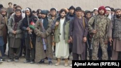 مردمی که در ولایت کندز در برابر گروه طالبان سلاح گرفته اند.