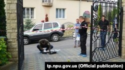 За попередньою інформацією поліції, на подвір’я будинку Андрія Крисоватого кинули пакет із вибуховим предметом