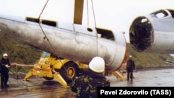 Разрезание украинского стратегического бомбардировщика Ту-22 на военном аэродроме под Полтавой, 12 ноября 2002 года. Самолет уничтожен в рамках отказа Украины от ядерного оружия, обусловленного Будапештским меморандумом