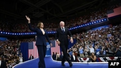 Kamala Harris i Tim Walz pozdravljaju prisutne u Liacouras centru Univerziteta Temple u Philadelphiji, Pennsylvania, 6. augusta 2024.