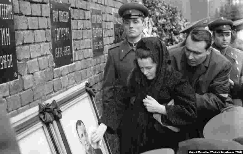 Вдова Гагарина Валентина касается его портрета на похоронах космонавта в Кремле, 30 марта 1968 года. Гагарин и второй пилот погибли в результате крушения во время учебного полета. Причина катастрофы до сих пор не известна.&nbsp;