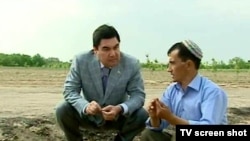 Türkmenistanyň prezidenti Gurbanguly Berdimuhamedow kärendeçi daýhan bilen pikir alyşýar.