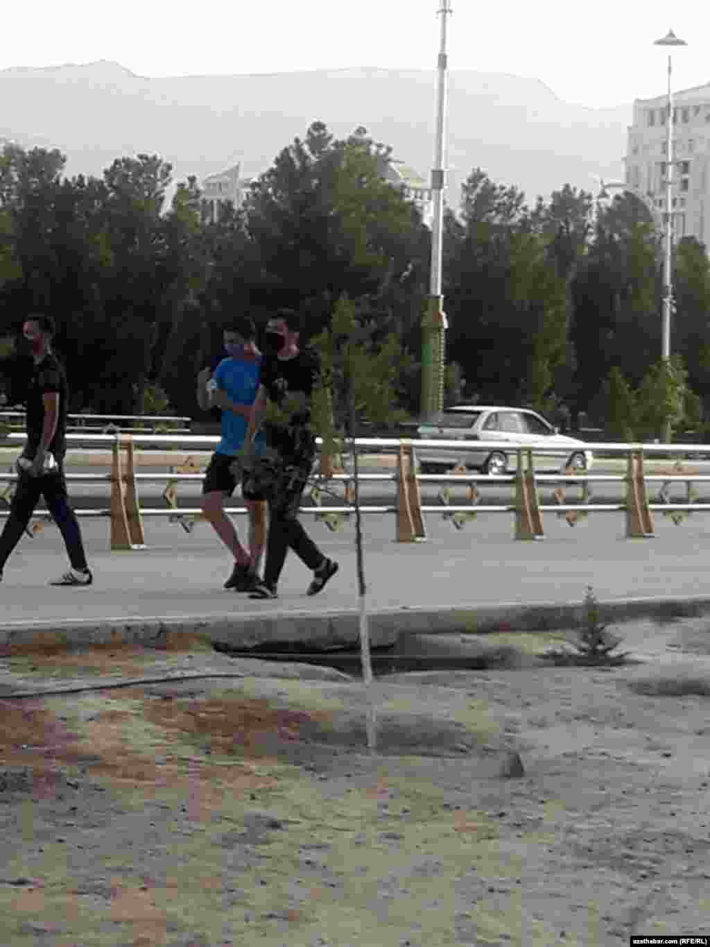 Aşgabat. Ýüz maskalaryny geýen ýaş ýigitler. Awgust, 2020.