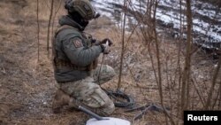 Një ushtar ukrainas duke përdorur sistemin Starlink në vijën e frontit, afër qytetit Avdivka. Fotografi ilustruese nga arkivi.