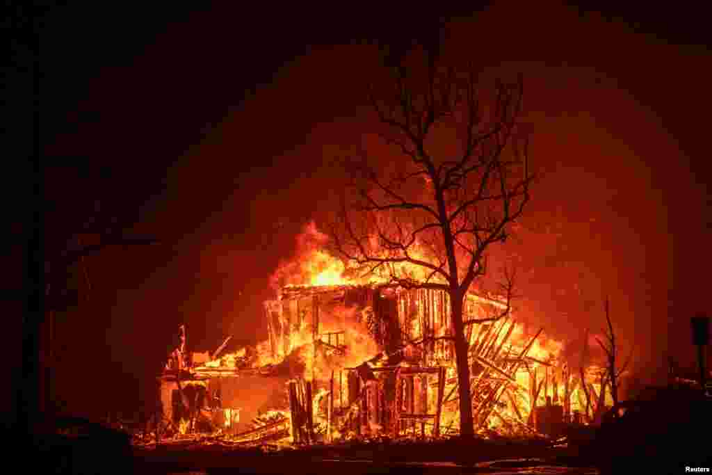 Flakët duke mbërthyer gjithçka që kishin para vetes në Pasadena të Kalifornisë, më 8 janar 2025.