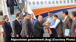 رئیس جمهور غنی حین ورود به میدان هوایی دهلی جدید از سوی مقامات هندی مورد استقبال قرار گرفت.