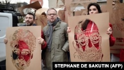 Демонстрация французских журналистов во главе с членами "Репортеров без границ" против наступления на свободу прессы в мире. 5 января 2018 года