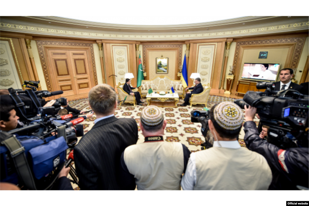 Türkmenistanyň prezidenti Gurbanguly Berdimuhamedow we onuň ukrain kärdeşi Petro Poroşenko Aşgabatda gepleşikleri geçirýärler.