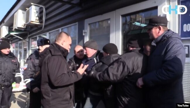 Бойовики відбирають підприємства у власників в Ясинуватій. Скрін з проросійського YouTube-каналу News-Front