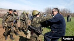 Прарасейскі актывіст нападае на ўкраінскага салдата