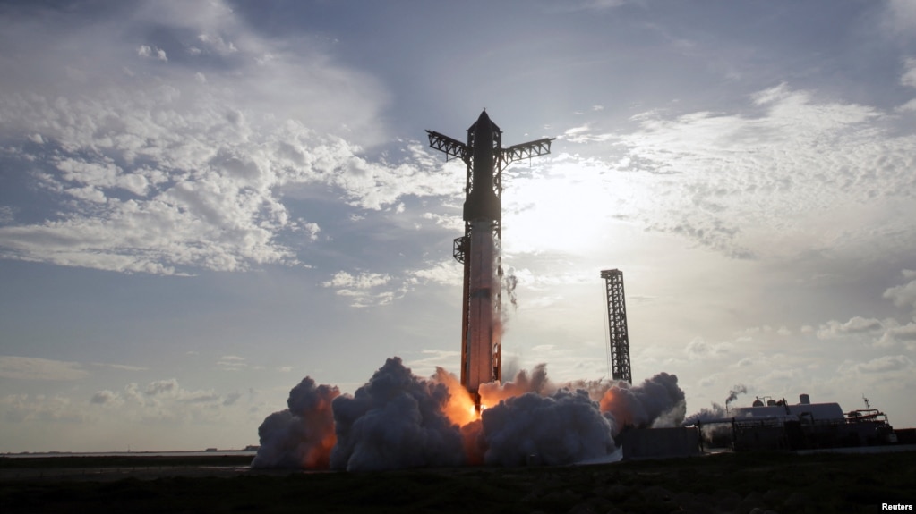 بوستر «فوق سنگین» اسپیس‌ایکس که فضاپیمای استارشیپ را در دهمین پرتاب حمل می‌کرد