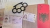 Në njoftimin e MUP-it serb thuhet se te M.S. u gjetën një boks metalik dhe një mbulesë telefoni me simbole të flamurit shqiptar.