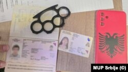 Në njoftimin e MUP-it serb thuhet se te M.S. u gjetën një boks metalik dhe një mbulesë telefoni me simbole të flamurit shqiptar.