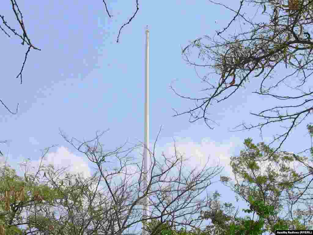 Amma külək sərt olduğundan bayraq bir neçə dəfə çıxırdı, indi də külək güclü olanda bayraq endirilir