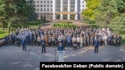 Membri ai blocului Alternativa în scuarul Parlamentului, la lansarea în campania electorală - Chișinău, 29 august