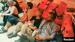 Švedska aktivistkinja Greta Thunberg i brazilski aktivista Thiago Avila sjede na palubi broda nakon što je flotilu presrela izraelska mornarica, 2. oktobra 2025.