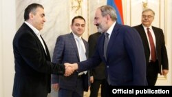 Armenia - Prime Minister Nikol Pashinian meets with Hagop Der Khatchadurian (R) and other leaders of the Armenian Revolutionary Federation, Yerevan, January 27, 2019.