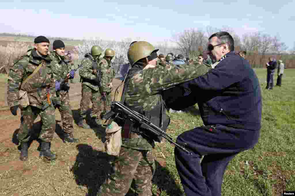 Зіткнення українських солдатів з проросійськими протестувальниками поблизу Краматорська, 16 квітня 2014 року