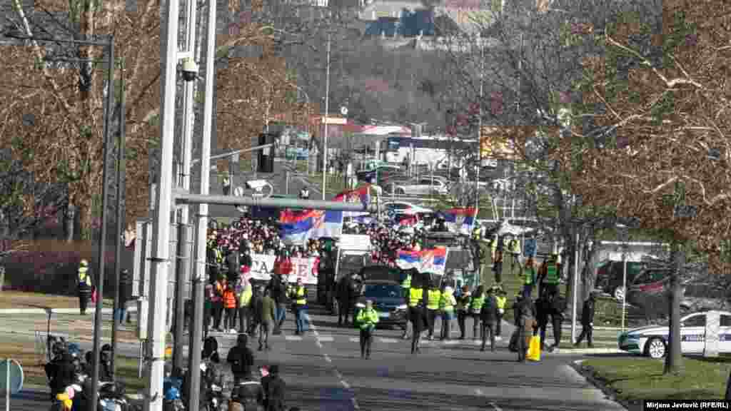 Okupljanje u Beogradu je počelo ispred zgrade Poljoprivrednog fakulteta u blokadi u Zemunu, odakle su studenti došli do Mosta Gazela, 9. februar 2025.&nbsp;