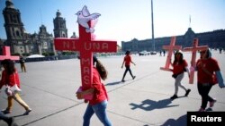 Žene nose ružičaste krstove na protestima "Dan bez žena" zbog porasta rodnog nasilja, Meksiko, 9. mart, 2020. 