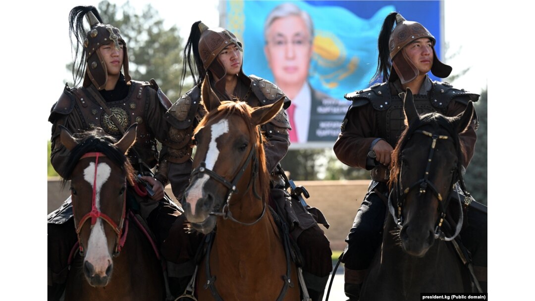 Үйсіз жігітті желіде сору